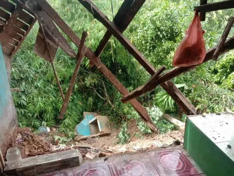 Rumahnya Rusak Tertimpa Longsor, Sekeluarga di Sobang Pandeglang Mengungsi