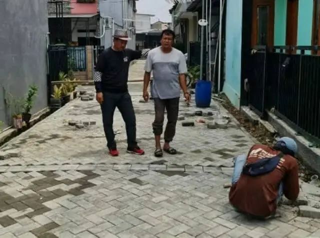 Anggota DPRD Fraksi Gerindra Dapat Aspirasi Jalan Lingkungan dan Kursi Roda