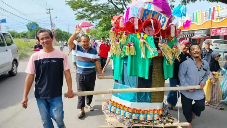 Warga TBL Serang Arak Panjang Mulud Keliling Perumahan