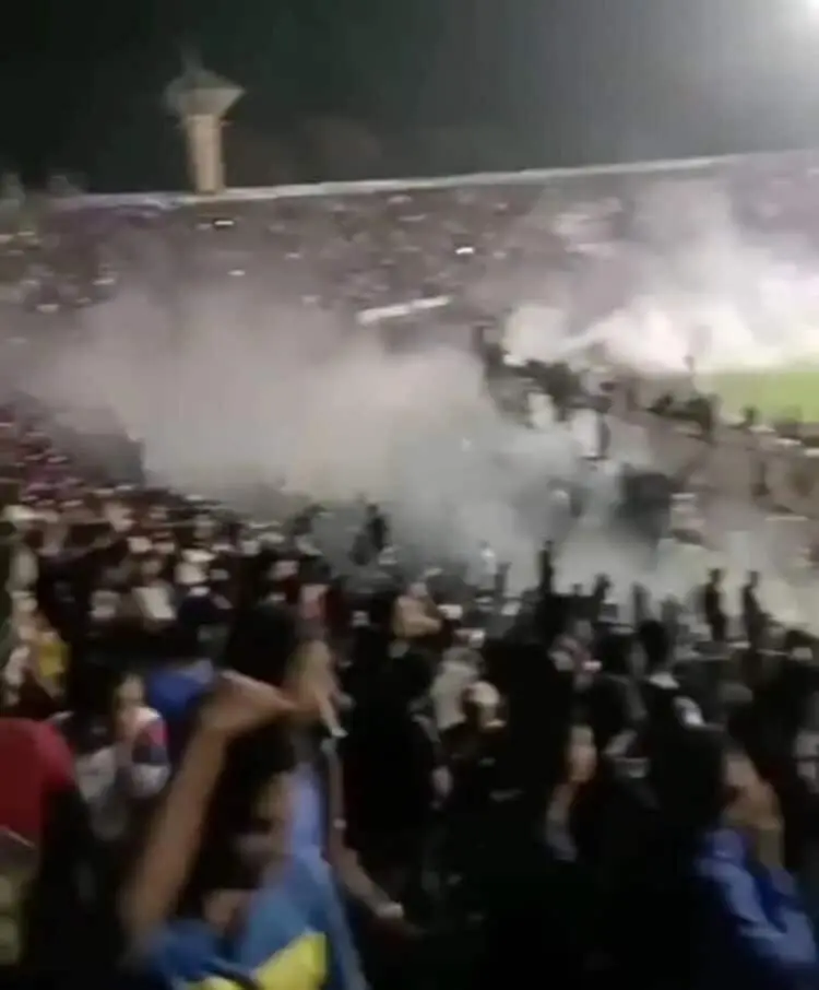Gas Air Mata Dilarang FIFA, Berikut Ini Bahayanya