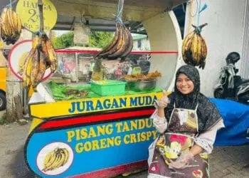 Buka Gerai di Teras Alfamart, Bu Guru Ini Raup 30 Juta Per Bulan dari Goreng Krispi Pisang Tanduk