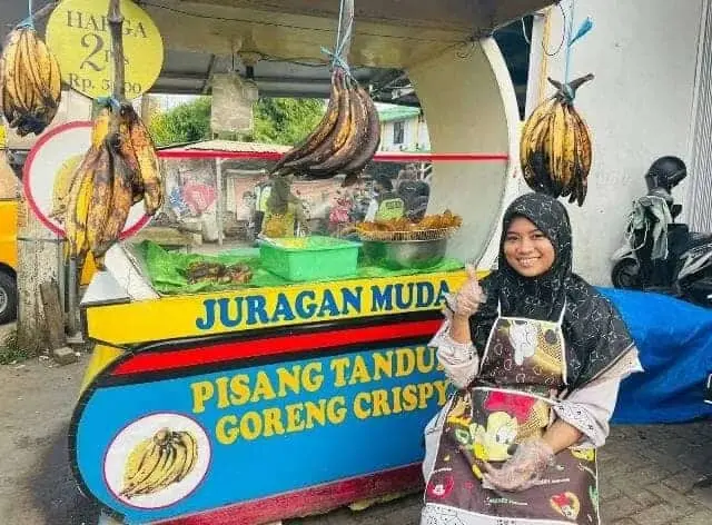 Buka Gerai di Teras Alfamart, Bu Guru Ini Raup 30 Juta Per Bulan dari Goreng Krispi Pisang Tanduk