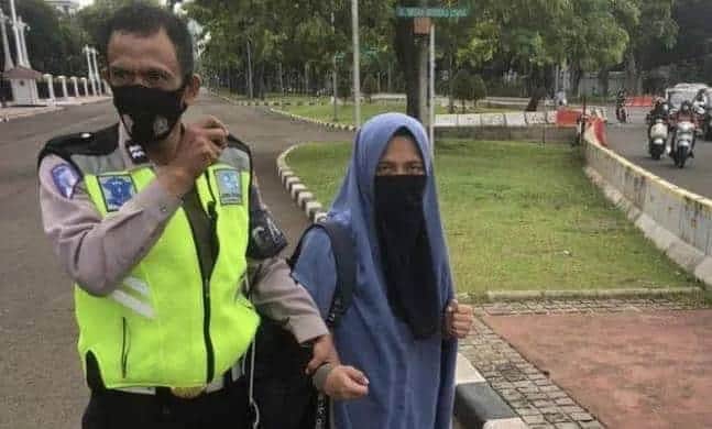 Perempuan Ini Coba Terobos Istana Presiden Sambil Membawa Pistol FN