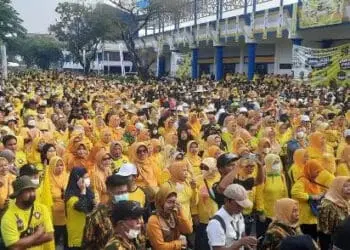 Para peserta jalan sehat Partai Golkar Kota Tangerang nampak menyemut di Stadion Benteng Reborn, Kota Tangerang, Minggu (16/10/2022) pagi. FOTO: ISTIMEWA