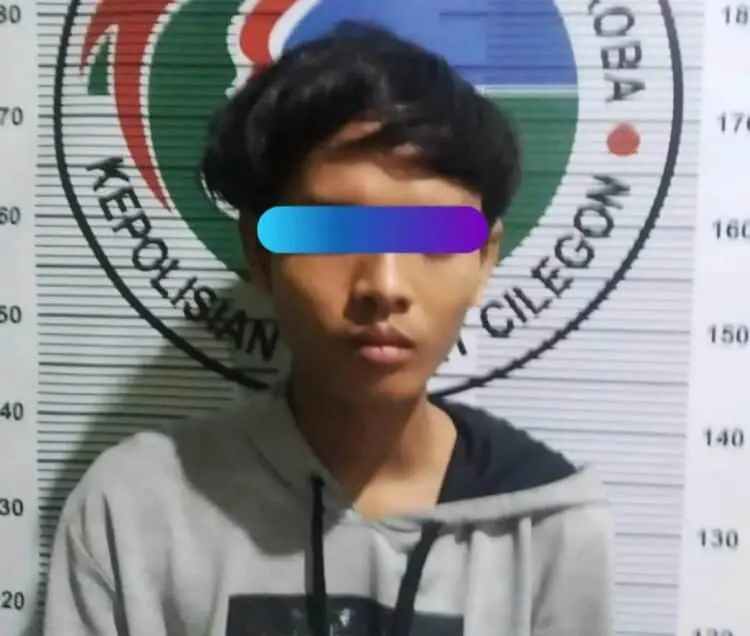 KFA (20), warga Desa Serdang, Kecamatan Kramatwatu, Kabupaten Serang, ditangkap personel Satuan Reserse Narkotika dan Obat-obatan Terlarang (Satresnarkoba) Polres Cilegon, Kamis (3/11/2022) lalu. (ISTIMEWA)