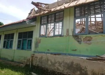 Lama Tak Direhab, Atap Gedung Serbaguna SMPN 2 Pandeglang Ambruk