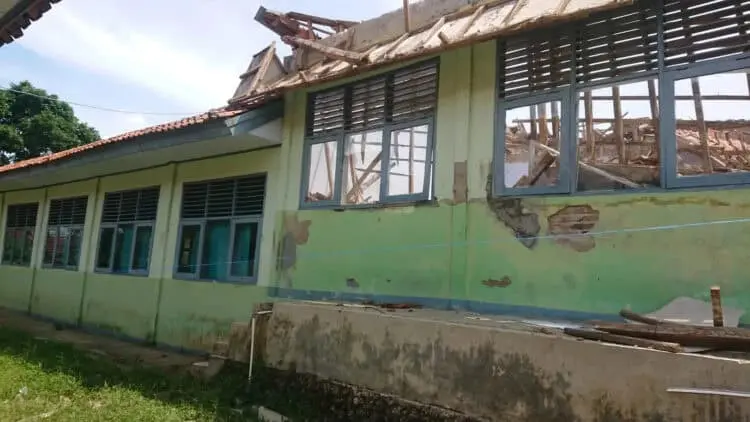 Lama Tak Direhab, Atap Gedung Serbaguna SMPN 2 Pandeglang Ambruk