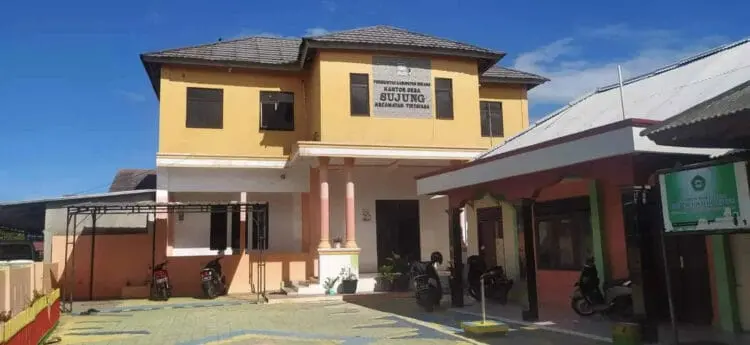 Warga dan Kepala Desa Sujung Kabupaten Serang Dambakan Ambulans Desa