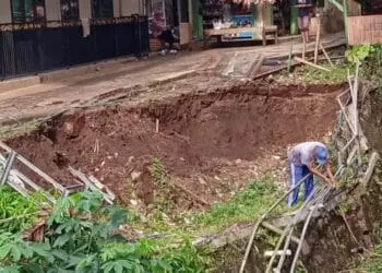 Tebing setinggi 30 meter persegi di kawasan Sungai Kadulisung, di Kampung Keboncau Kadulisung, RT 01 RW 05, Kelurahan Pandeglang, Kecamatan Pandeglang, tergerus longsor, Selasa (8/11/2022). (ISTIMEWA)