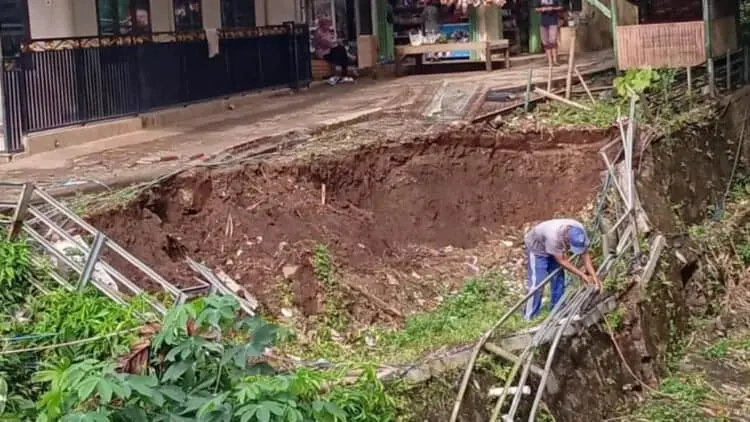 Tebing setinggi 30 meter persegi di kawasan Sungai Kadulisung, di Kampung Keboncau Kadulisung, RT 01 RW 05, Kelurahan Pandeglang, Kecamatan Pandeglang, tergerus longsor, Selasa (8/11/2022). (ISTIMEWA)