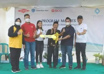 Seorang warga menerima bantuan motor pengangkut sampah, secara simbolis dari perusahaan. (ISTIMEWA)