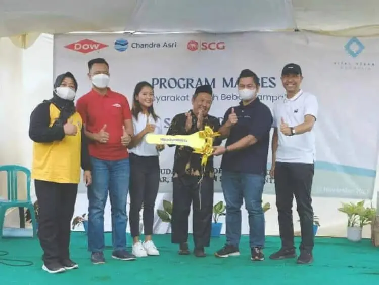Seorang warga menerima bantuan motor pengangkut sampah, secara simbolis dari perusahaan. (ISTIMEWA)