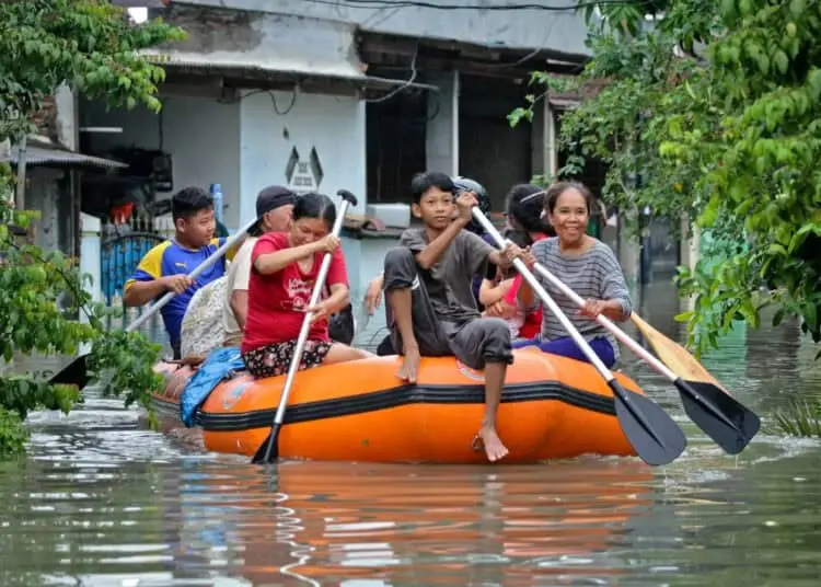 Foto Banjir di Gelam Jaya, Pasar Kemis, Warga Mengungsi