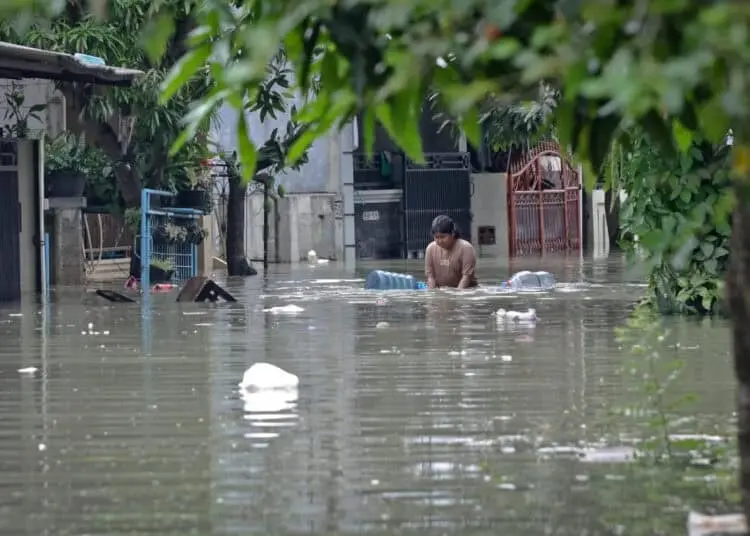 Foto Banjir di Gelam Jaya, Pasar Kemis, Warga Mengungsi
