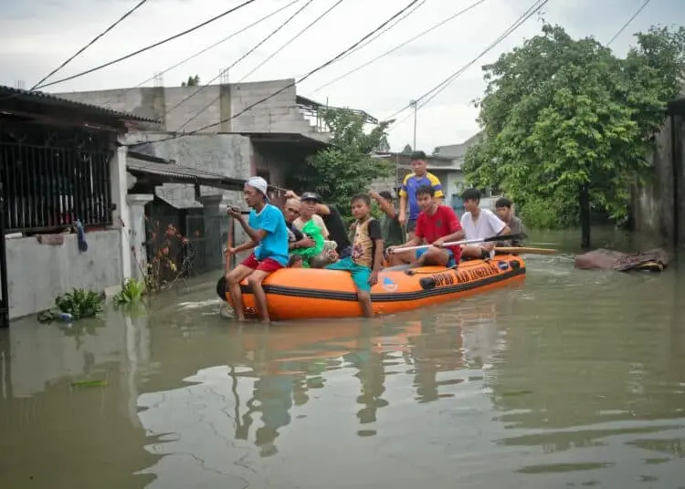 Foto Banjir di Gelam Jaya, Pasar Kemis, Warga Mengungsi