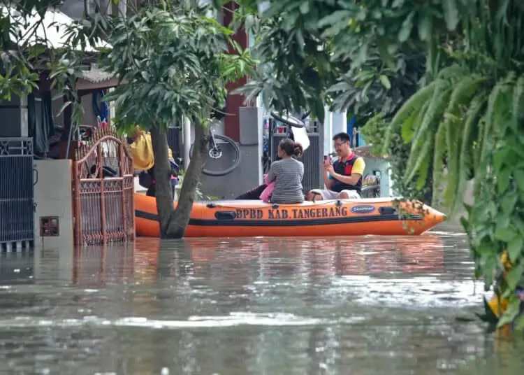 Foto Banjir di Gelam Jaya, Pasar Kemis, Warga Mengungsi