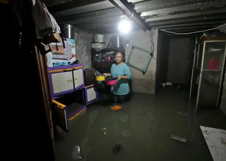 Foto Banjir di Gelam Jaya, Pasar Kemis, Warga Mengungsi