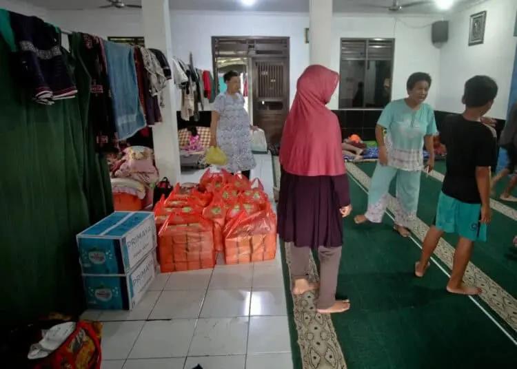 Foto Banjir di Gelam Jaya, Pasar Kemis, Warga Mengungsi