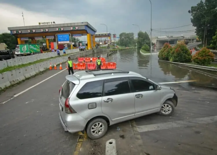 Foto Banjir di Gerbang Tol Bitung Tangerang