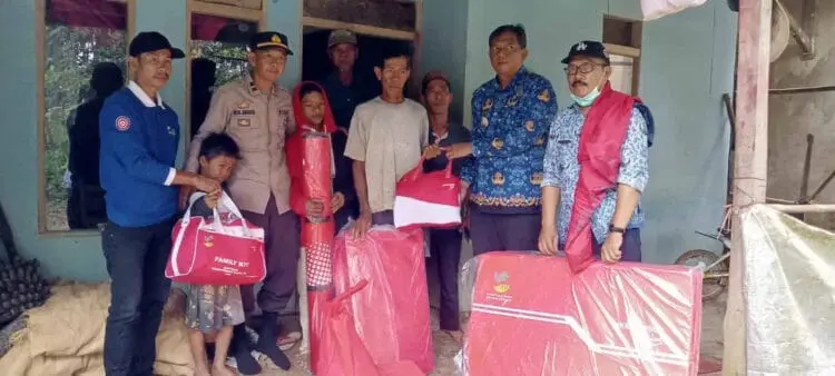 Peduli Sari, Muspika, Puskesmas dan Relawan KSB Sukaresmi Pandeglang Salurkan Bantuan