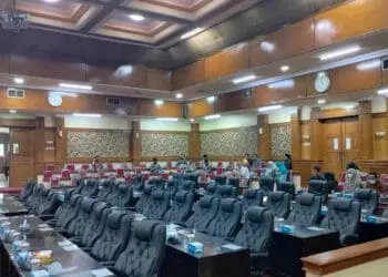 Sekitar pukul 11.18 WIB, kursi anggota DPRD Kabupaten Serang nampak terlihat masih kosong, Kamis (17/11/2022). (SIDIK/SATELITNEWS.COM)
