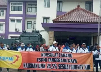 UNJUK RASA: Buruh membentangkan spanduk saat melakukan aksi unjuk rasa di depan Kantor Dinas ketenagakerjaan Kabupaten Tangerang, Kamis (17/11). (ALFIAN/SATELIT NEWS)