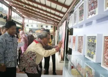 Wabup Serang Pandji Tirtayasa, melihat produk UMKM yang dipamerkan di Bandara Soeta. (ISTIMEWA)