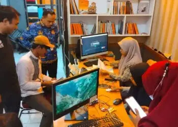 Sejumlah warga, menyerahkan berkas pendaftaran PPK, di Sekretariat KPU Kabupaten Serang, Selasa (29/11/2022). (SIDIK/SATELITNEWS.COM)