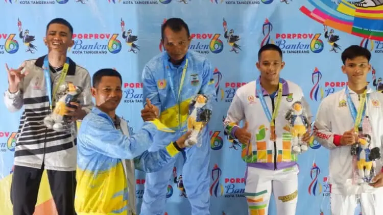 Ketua KONI Kabupaten Serang, Agus Irawan, memberikan semangat kepada para atlet yang sudah berlaga di Porprov Banten. (ISTIMEWA)