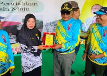 Wabup Serang Pandji Tirtayasa, berikan penghargaan kepada guru, Rabu (30/11/2022). (ISTIMEWA)