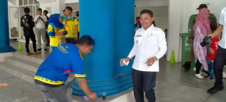 Tinjau Venue Drum Band, Sachrudin Memungut Sampah