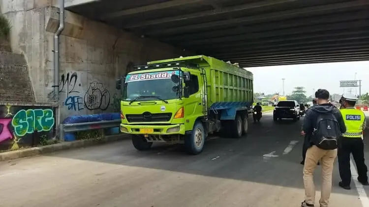 Melanggar, Puluhan Truk Tanah di Kota Tangerang Akhirnya Dikandangkan