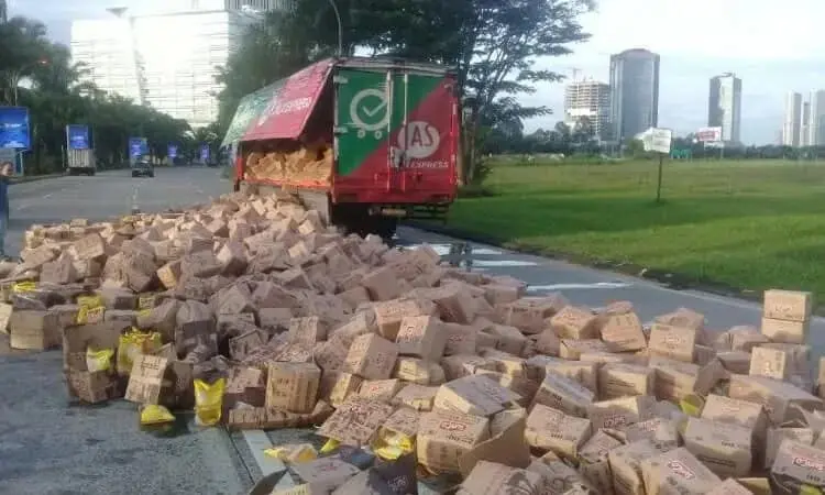 Truk Membawa Ratusan Karton Minyak Goreng "Tumpahkan" Muatan di Pinang, Polisi Langsung Lakukan Pengamanan