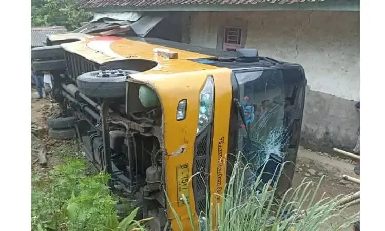 Tak Kuat Nanjak, Bus Pengangkut Mahasiswa Untirta Terguling di Lebak