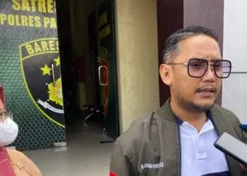 Ketua LPA Pandeglang, Gobang Pamungkas, saat diwawancara wartawan di lingkungan Mapolres Pandeglang, Senin (28/11/2022). (NIPAL SUTIANA/SATELITNEWS.COM)