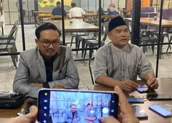 Dua pengacara oknum Anggota DPRD Pandeglang berinisial Y, sedang memberikan keterangan dalam jumpa pers, Jumat (25/11/2022). (NIPAL SUTIANA/SATEITNEWS.COM)