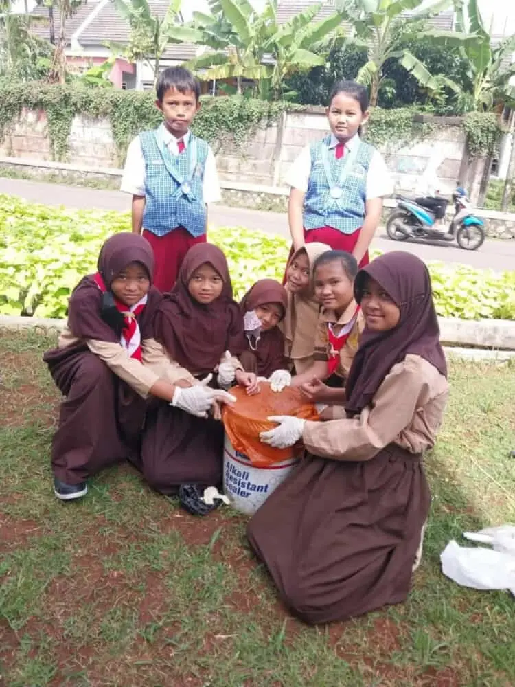 Siswa SDN Karang Tengah 8 Antusias Belajar Membuat Pupuk Kompos