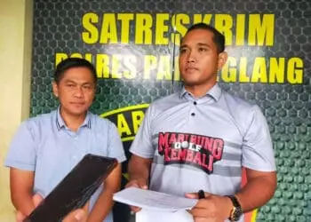 Kasat Reskrim Polres Pandeglang, AKP Shilton (kanan), saat diwawancara wartawan di ruang kerjanya, beberapa waktu lalu. (DOKUMEN/SATELITNEWS.COM)