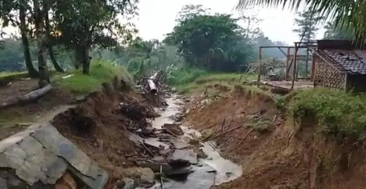 Kondisi tebing irigasi sekunder Bendungan Cibaliung setinggi 4 meter, yang tergerus longsor, semakin meluas. (ISTIMEWA)