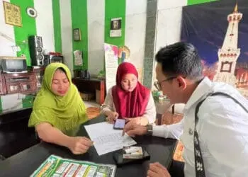 Petugas Bapenda Kabupaten Serang, tengah melakukan pemeriksaan terhadap wajib pajak. (ISTIMEWA)