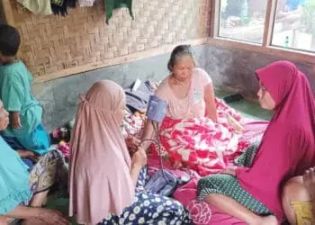 Korban tersambar petir, sedang mendapat perawatan kesehatan di kediamannya masing – masing, Senin (7/11/2022). (ISTIMEWA)