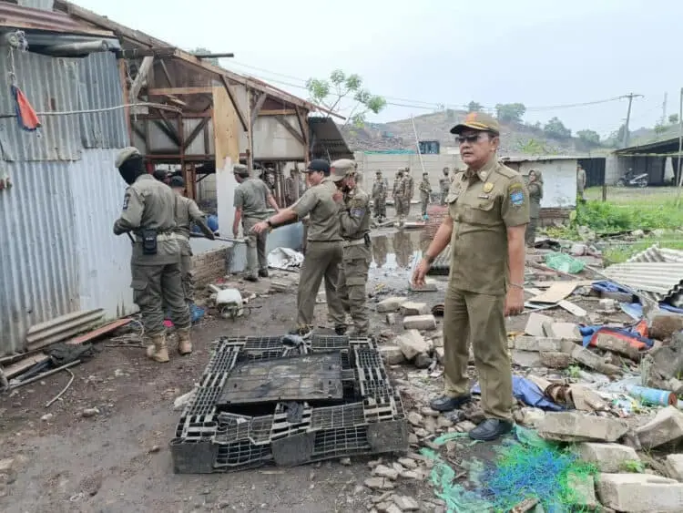 Satpol PP Kabupaten Serang Bongkar Bangli di Lahan Milik Negara di Bojonegara