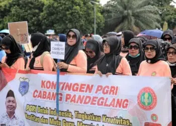 Salah satu kontingen sedang mengikuti pembukaan acara lomba, yang digelar PGRI Pandeglang, di Alun-alun Pandeglang, Rabu (23/11). (ISTIMEWA)