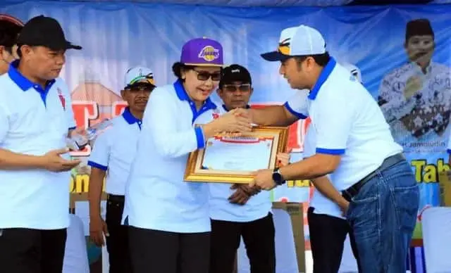 Wali kota Arief Terima Anugerah Kertaraharja dari PGRI