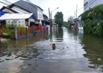 Dua Hari Tergenang Air, Warga Uwung Jaya Cibodas Pasrah Tunggu Kali Sabi Surut