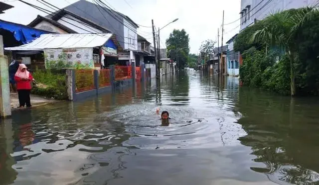 Dua Hari Tergenang Air, Warga Uwung Jaya Cibodas Pasrah Tunggu Kali Sabi Surut