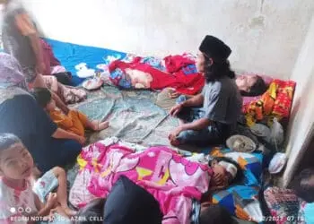 Kondisi korban yang tertimpa reruntuhan di Kecamatan Mandalawangi, Kabupaten Pandeglang, sedang di rawat di kediaman keluarganya. (ISTIMEWA)