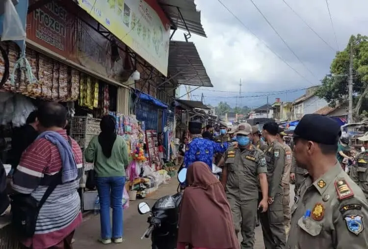 Anggota Satpol PP Pandeglang Tindak Tegas Para PKL di Kawasan Pasar Badak