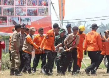Memasuki musim penghujan menjelang akhir tahun 2022, Pemkot Serang bersiaga menghadapi kemungkinan bencana alam yang akan terjadi seperti, banjir, longsor dan puting beliung. Hal itu diperkuat melalui simulasi kebencanaan, Kamis (8/12/2022). (LUTFI/SATELITNEWS.COM)
