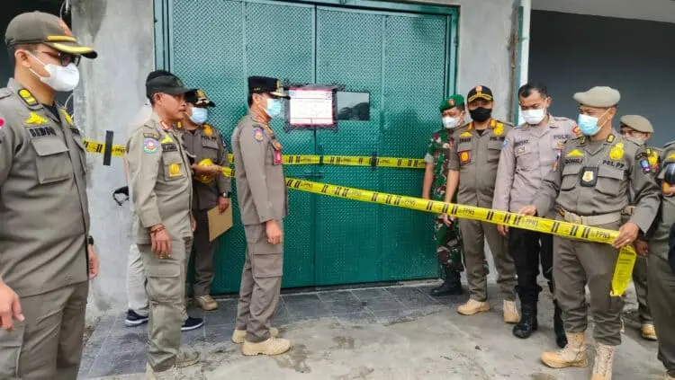 Anggota Dinas Satuan Polisi Pamong Praja (Satpol PP) Kabupaten Serang, kembali menertibkan Tempat Hiburan Malam (THM) Star Queen, di Jalan Lingkar Selatan (JLS), Kamis (29/12/2022). (SIDIK/SATELITNEWS.COM)